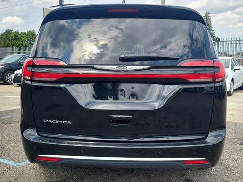 Used 2025 Chrysler Pacifica Select FWD image 8