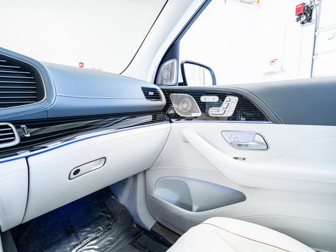 Used 2024 Mercedes-Benz Maybach GLS 600 4MATIC image 59