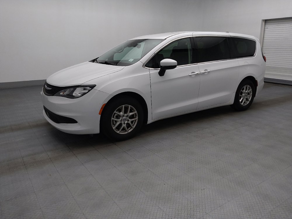 Used 2023 Chrysler Voyager LX FWD image 2