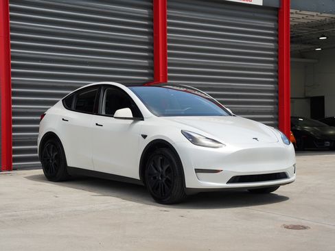Used 2024 Tesla Model Y Long Range RWD image 5