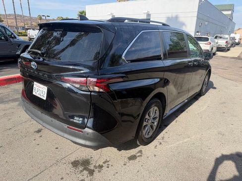 Used 2024 Toyota Sienna XLE FWD image 14