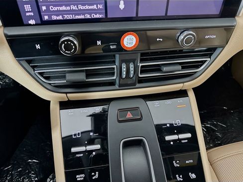 Certified 2023 Porsche Macan AWD/4WD image 18