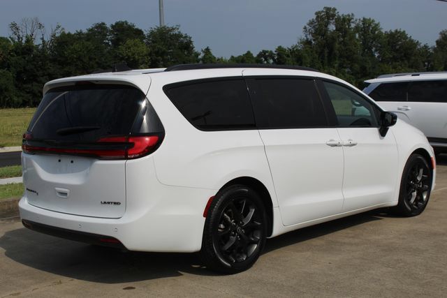 Used 2025 Chrysler Pacifica Limited FWD image 5