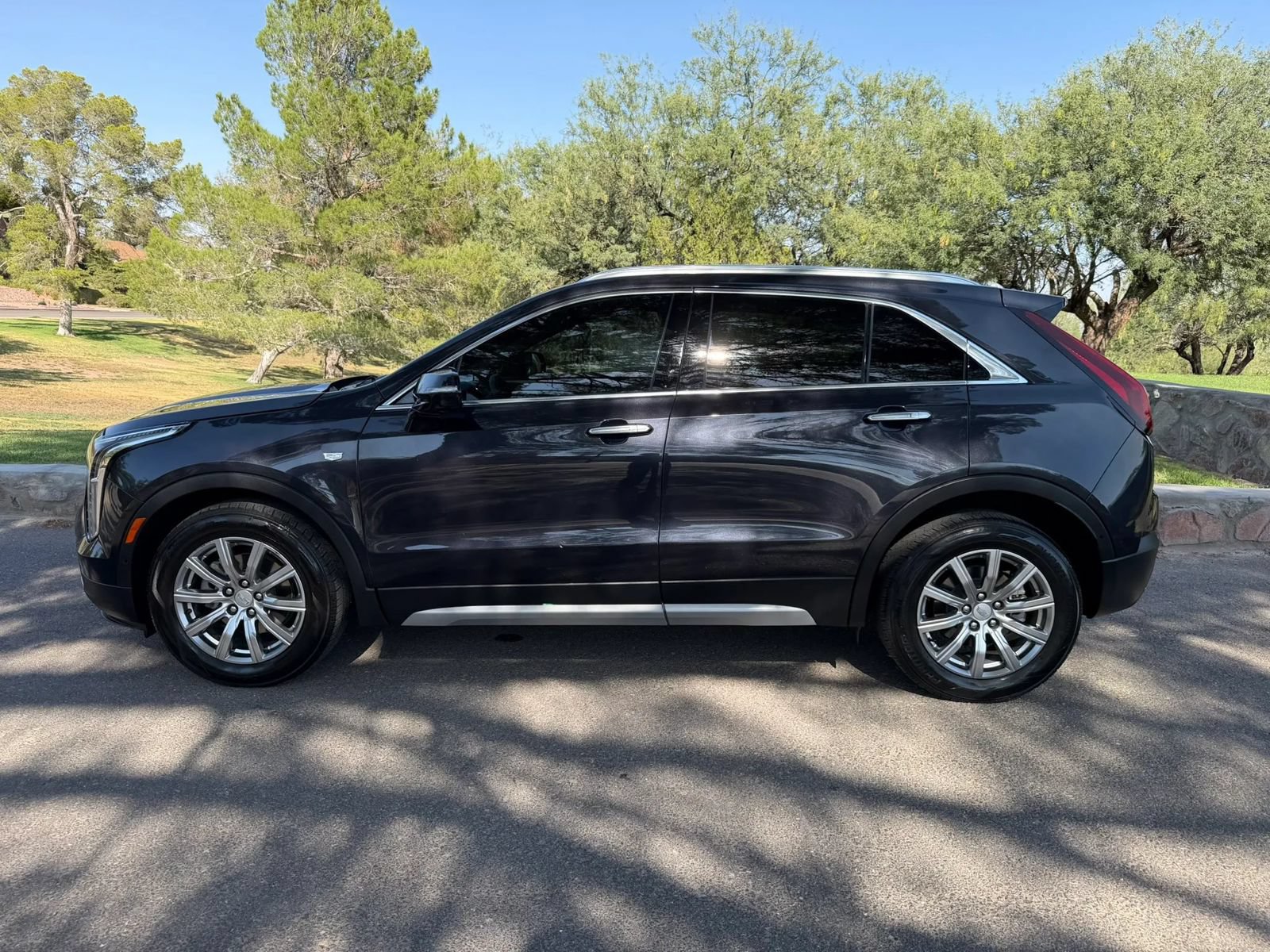 Used 2023 Cadillac XT4 Premium Luxury w/ Enhanced Visibility Package FWD image 2