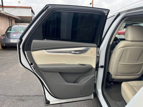 Used 2017 Cadillac XT5 Luxury w/ Driver Awareness Package AWD/4WD image 14