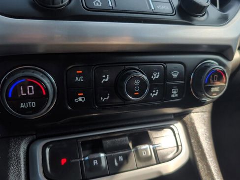 Used 2023 GMC Acadia SLE image 31