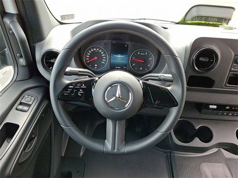 Used 2025 Mercedes-Benz Sprinter 2500 image 19