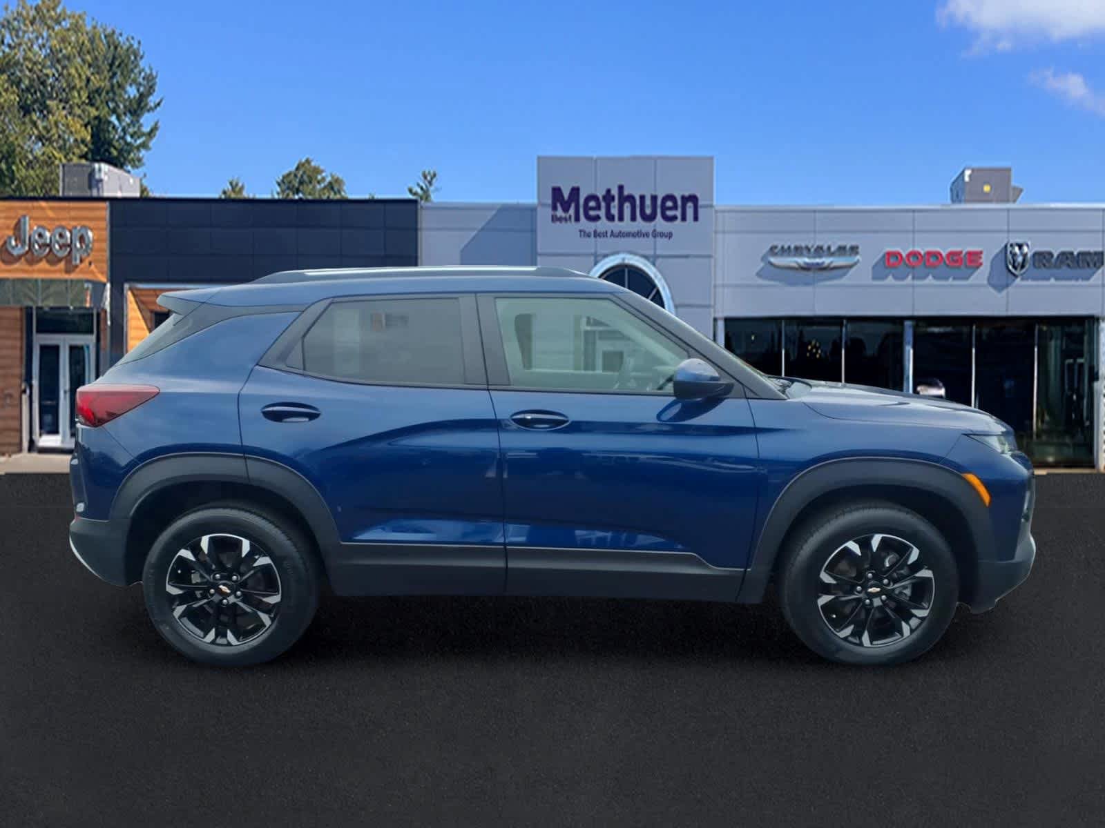 Used 2022 Chevrolet TrailBlazer LT AWD/4WD image 2