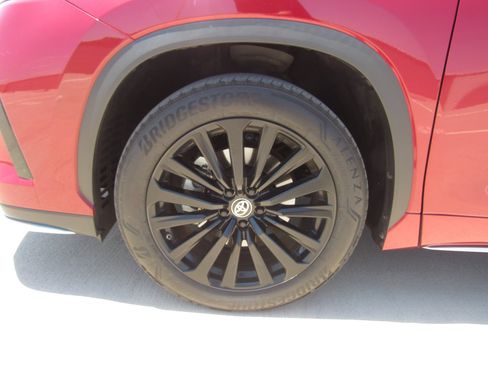 Used 2023 Toyota Highlander XSE FWD image 4