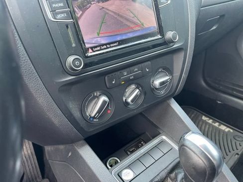 Used 2018 Volkswagen Jetta SE FWD image 24