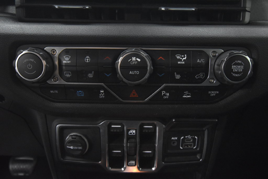 Certified 2024 Jeep Wrangler Unlimited w/ Convenience Group AWD/4WD image 28