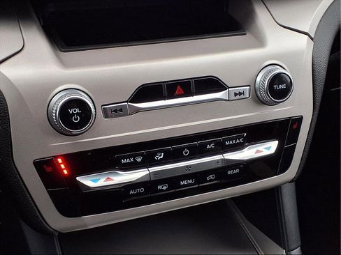 Used 2023 Ford Explorer XLT image 6