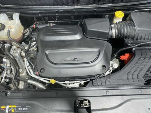 Used 2023 Chrysler Voyager LX FWD image 9
