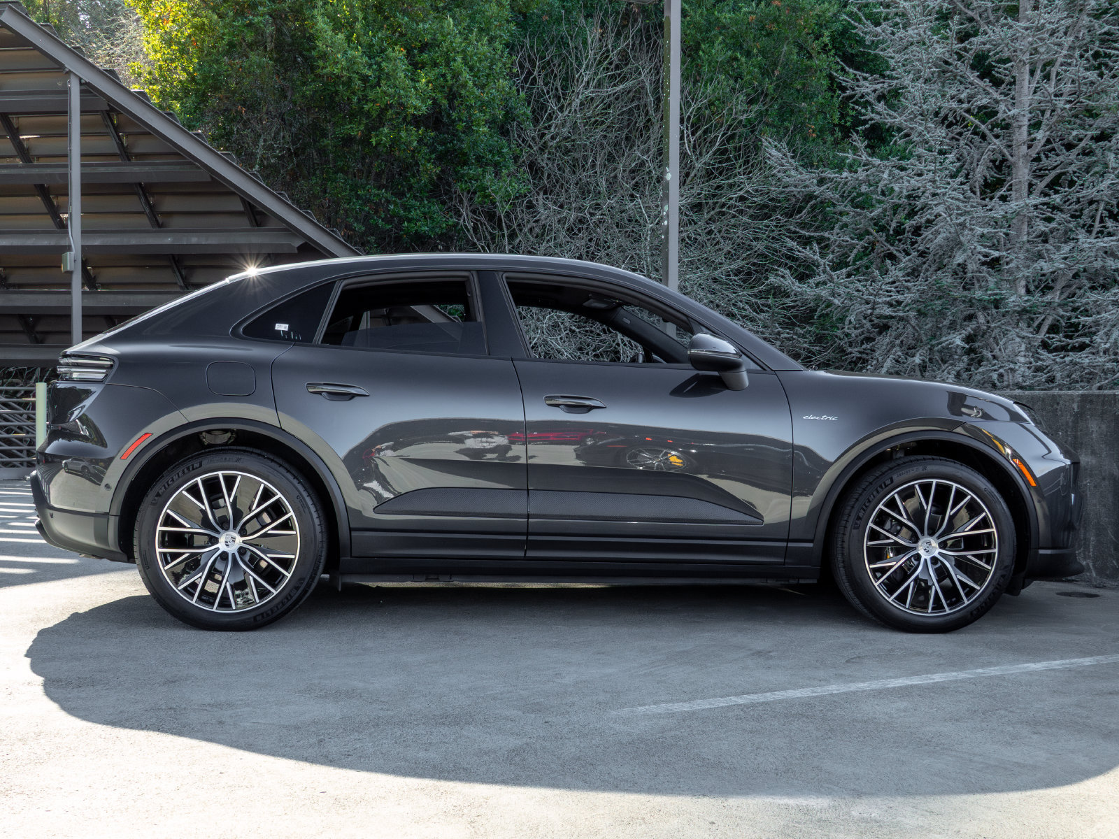 Certified 2025 Porsche Macan 4 Electric AWD/4WD image 12