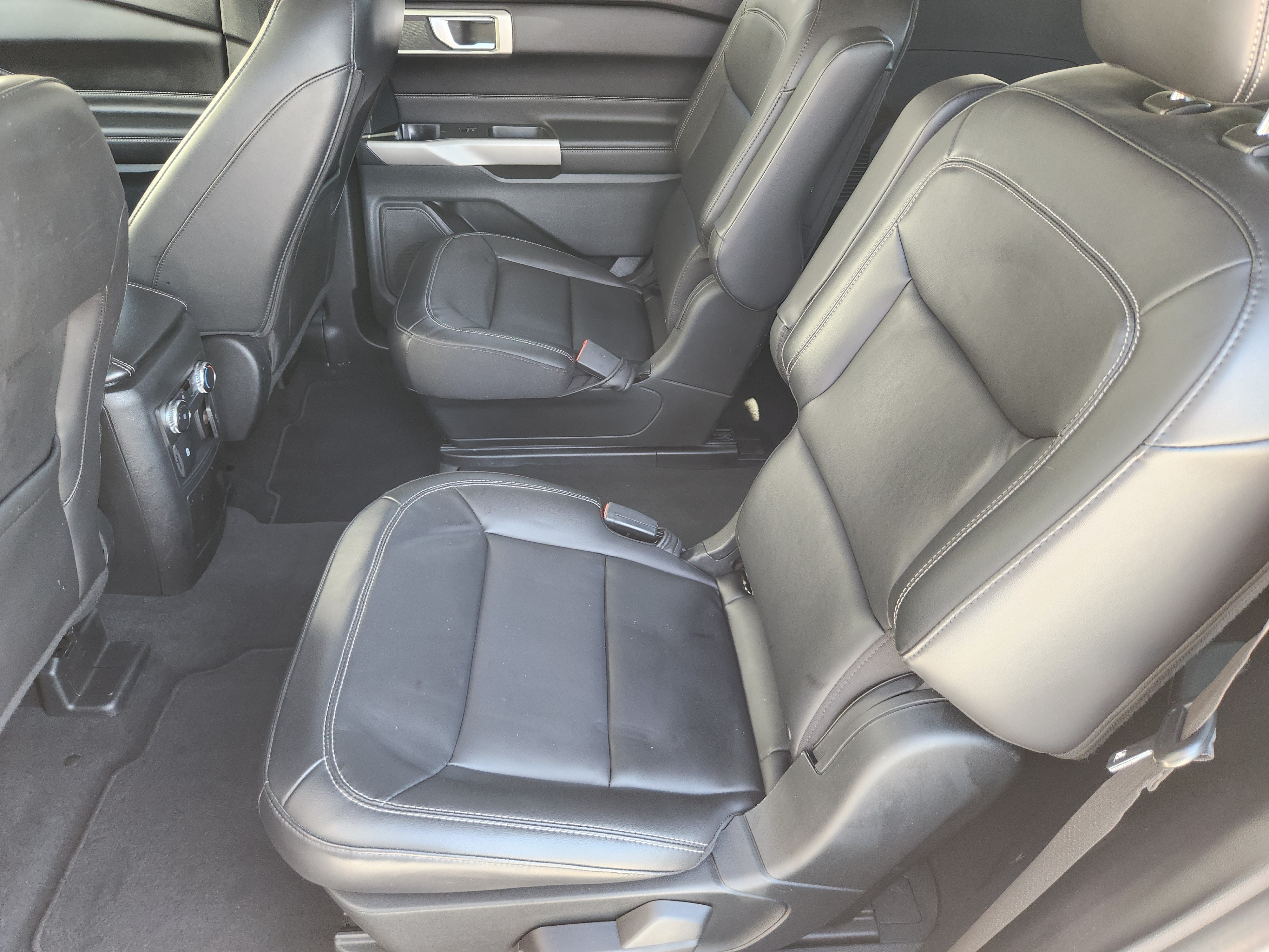 Used 2022 Ford Explorer XLT w/ Equipment Group 202A AWD/4WD image 31