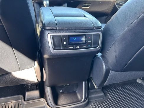Used 2019 Toyota Highlander XLE AWD/4WD image 14