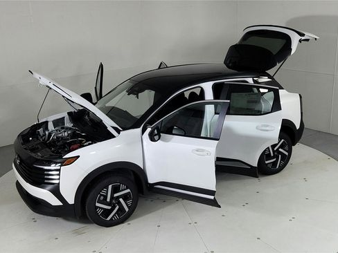 Used 2025 Nissan Kicks SV image 22