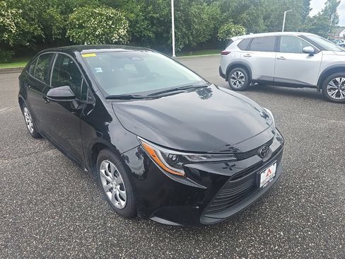 Used 2025 Toyota Corolla LE FWD image 3