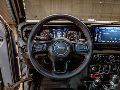 Used 2024 Jeep Wrangler Unlimited Rubicon AWD/4WD image 14