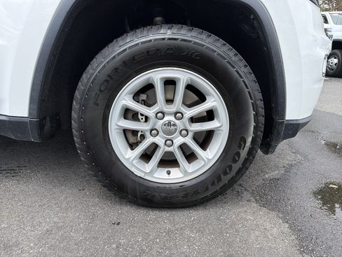 Used 2018 Jeep Grand Cherokee Laredo AWD/4WD image 13