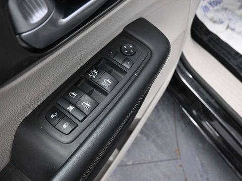 Used 2024 Chrysler Pacifica Select image 30