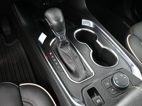 Used 2023 Chevrolet Traverse Premier image 34