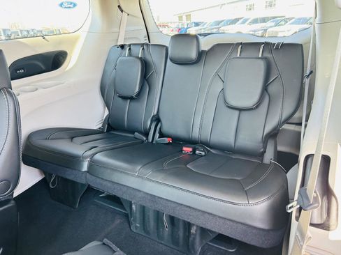 Used 2023 Chrysler Pacifica Touring-L w/ Uconnect Theater Family Group image 31