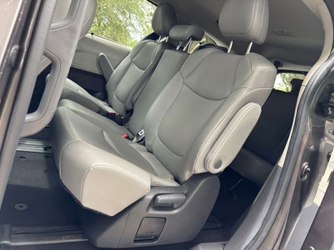 Used 2024 Toyota Sienna XLE FWD image 40