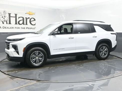 Used 2025 Chevrolet Traverse LT image 33