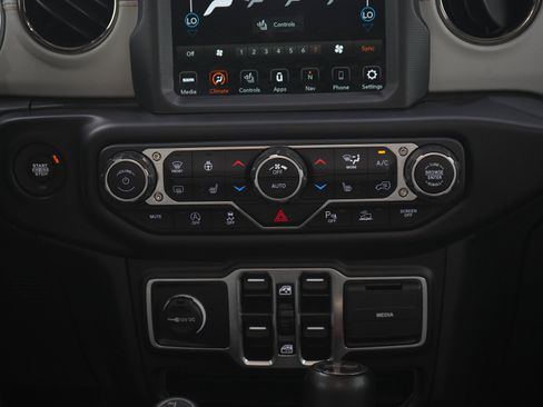 Used 2022 Jeep Wrangler Unlimited Sahara AWD/4WD image 15