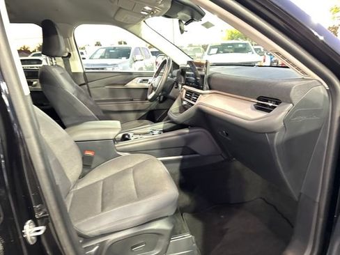 Used 2025 Ford Explorer Active image 35