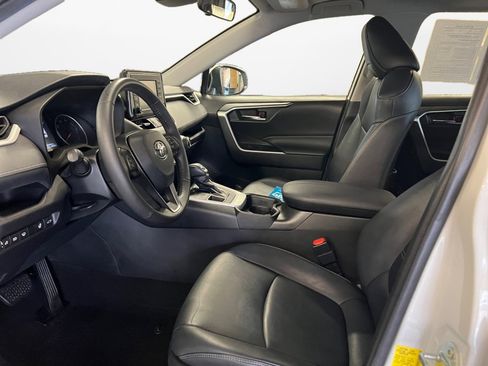 Used 2021 Toyota RAV4 XLE Premium image 11