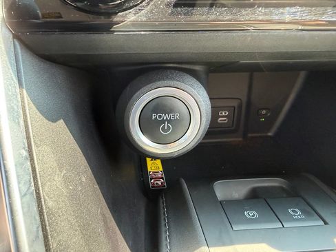 Used 2024 Toyota Venza LE AWD/4WD image 29