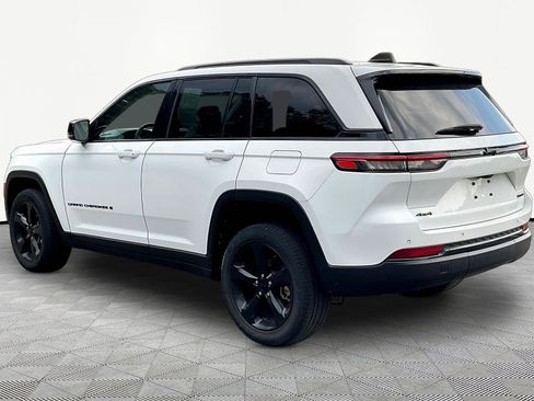 Used 2023 Jeep Grand Cherokee Limited w/ Black Appearance Package AWD/4WD image 4