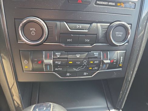 Used 2019 Ford Explorer XLT w/ XLT Sport Appearance Package AWD/4WD image 18