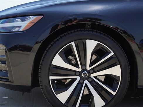 Used 2022 Volvo S60 B5 Momentum w/ Premium Package image 5