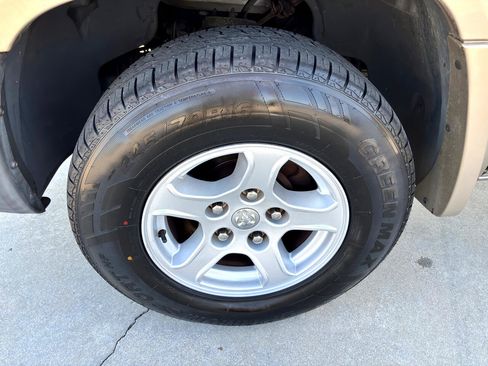 Used 2005 Dodge Dakota SLT image 11