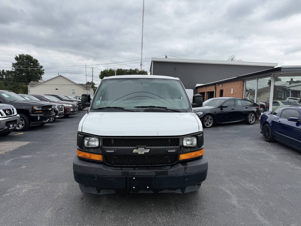 Used 2017 Chevrolet Express 2500 RWD image 2