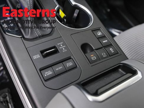Used 2023 Toyota Highlander LE AWD/4WD image 20