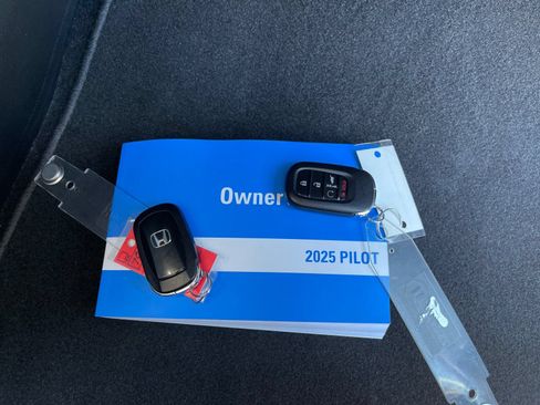 Used 2025 Honda Pilot Elite image 9
