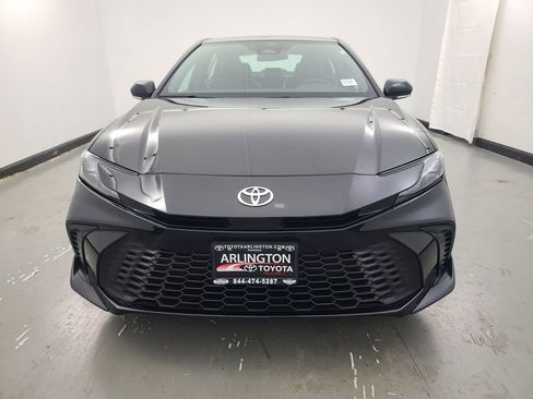 Used 2025 Toyota Camry SE image 9