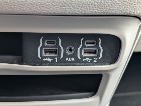 Used 2024 Chrysler Pacifica Limited FWD image 20