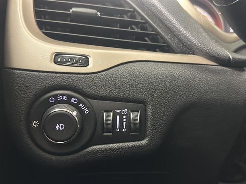 Used 2017 Jeep Cherokee Latitude FWD image 10