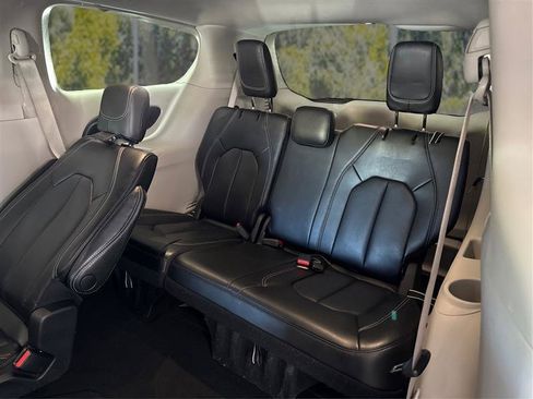 Used 2023 Chrysler Pacifica Touring-L FWD image 28