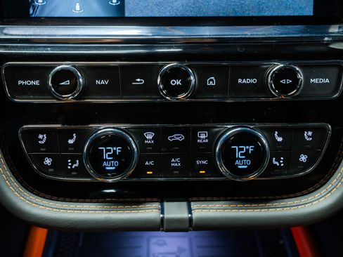 Used 2025 Bentley Bentayga image 36