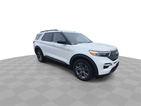 Used 2022 Ford Explorer XLT w/ Equipment Group 202A image 2