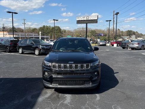 Used 2024 Jeep Compass Latitude AWD/4WD image 2
