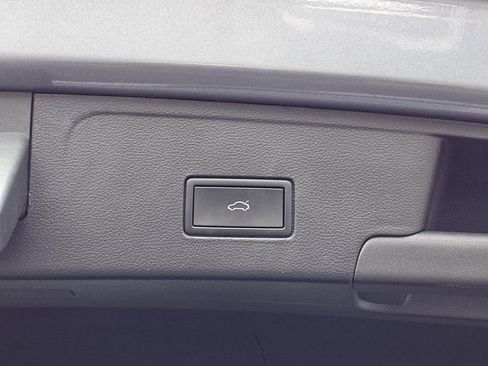 Used 2025 Volkswagen Atlas Cross Sport SE image 18