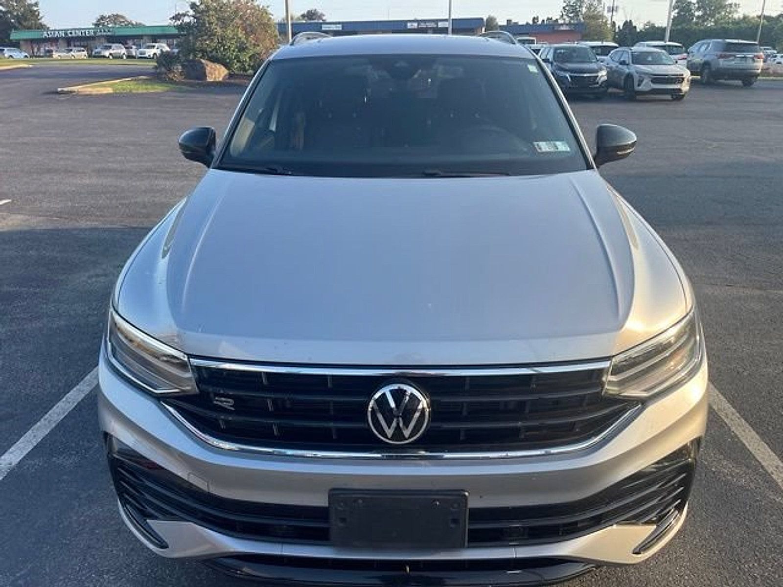Used 2023 Volkswagen Tiguan SE R-Line FWD image 5