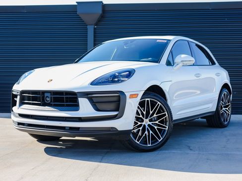 Certified 2025 Porsche Macan image 1